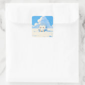 Cute Penguin Playing in Winter Snow Quadratischer Aufkleber (Tasche)