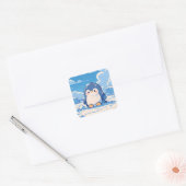 Cute Penguin Sitting in Winter Snow Quadratischer Aufkleber (Umschlag)