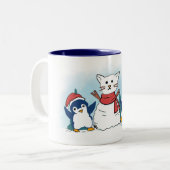 Cute Penguins building a Christmas Snowcat Zweifarbige Tasse (Vorderseite Links)