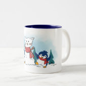 Cute Penguins building a Christmas Snowcat Zweifarbige Tasse (VorderseiteRechts)