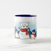 Cute Penguins building a Christmas Snowcat Zweifarbige Tasse (Mittel)