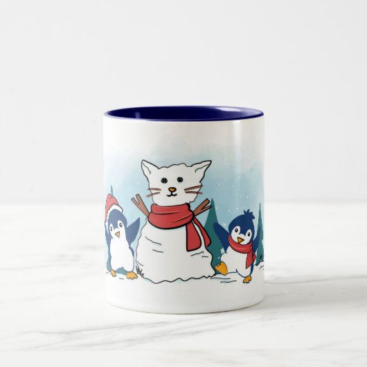 Cute Penguins building a Christmas Snowcat Zweifarbige Tasse (Mittel)