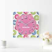 Cute Personalized Pink Blue Green Doughnuts Quadratische Wanduhr (Zuhause)