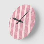 Cute Pink Bow Stripe Pattern – Girly Aesthetic Runde Wanduhr (Winkel)