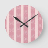 Cute Pink Bow Stripe Pattern – Girly Aesthetic Runde Wanduhr (Vorderseite)