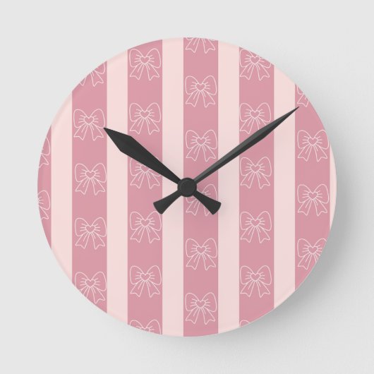 Cute Pink Bow Stripe Pattern – Girly Aesthetic Runde Wanduhr (Vorderseite)