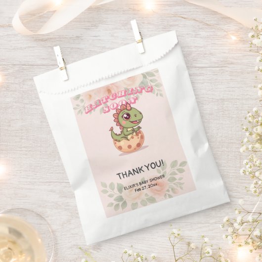 Cute Pink Dino Hatching Soon Geschenktütchen (Ausgeschnitten)