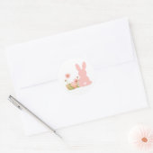 Cute Pink Easter Bunny with Spring Flowers  Runder Aufkleber (Umschlag)
