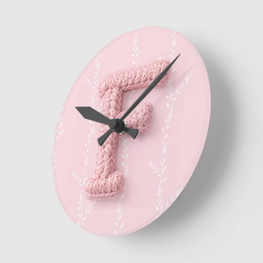 Cute pink F monogram initial crocheted letter boho Runde Wanduhr (Winkel)
