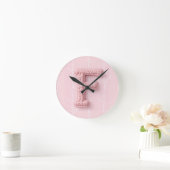 Cute pink F monogram initial crocheted letter boho Runde Wanduhr (Zuhause)