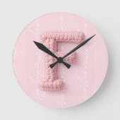Cute pink F monogram initial crocheted letter boho Runde Wanduhr (Vorderseite)