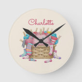 Cute Pink Fluffy Sock Monster Kids Design Runde Wanduhr (Vorderseite)