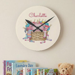 Cute Pink Fluffy Sock Monster Kids Design Runde Wanduhr