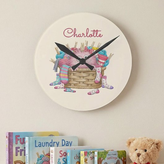 Cute Pink Fluffy Sock Monster Kids Design Runde Wanduhr