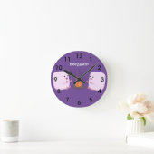 Cute pink marshmallows by camp fire cartoon runde wanduhr (Zuhause)