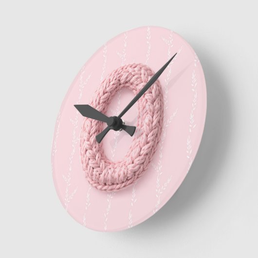Cute pink O monogram initial crocheted letter boho Runde Wanduhr (Winkel)