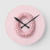 Cute pink O monogram initial crocheted letter boho Runde Wanduhr (Vorderseite)