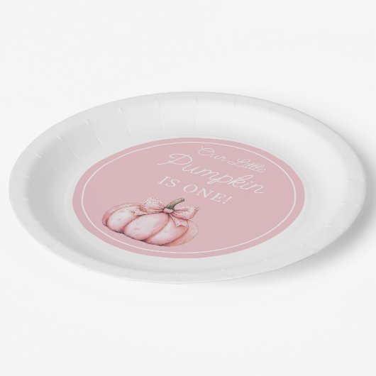Cute Pink Pumpkin Girl First Birthday Pappteller (Schrägansicht)