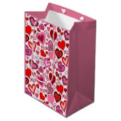 Cute Pink Red Hearts Blush Love Pattern Mittlere Geschenktüte (Vorderseite Schrägansicht)