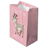 Cute Pink Reindeer Kid`s Name Christmas Mittlere Geschenktüte (Rückseite Schrägansicht)