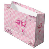 Cute Pink Ribbon and Gingham Sweet Girly Pattern Große Geschenktüte (Vorderseite Schrägansicht)