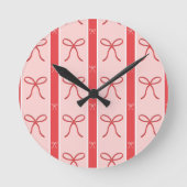 Cute Pink Ribbon Striped Pattern Runde Wanduhr (Vorderseite)