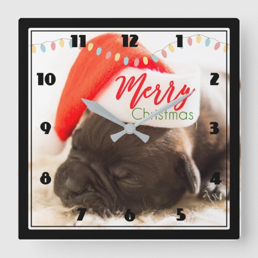 Cute Pug in a Red Santa Hat Merry Christmas Quadratische Wanduhr (Vorderseite)