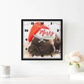 Cute Pug in a Red Santa Hat Merry Christmas Quadratische Wanduhr (Zuhause)