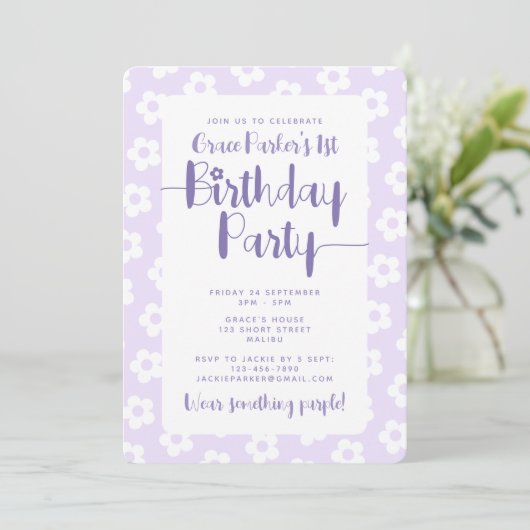 Cute Purple Daisy Pattern 1st Birthday Party Einladung (Stehend Vorderseite)