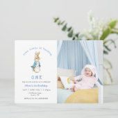 Cute Rabbit Baby boy 1st birthday  Photo Einladung (Stehend Vorderseite)