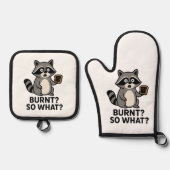 Cute Raccoon Cooking – Funny Animal Illustration Ofenhandschuh & Topflappen-Set (Vorderseite)
