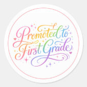 Cute Rainbow “Promoted to First Grade” Design Runder Aufkleber (Vorderseite)