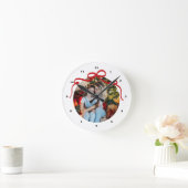 Cute Red Coquette Bow Ribbon Custom Photo Gift Runde Wanduhr (Zuhause)