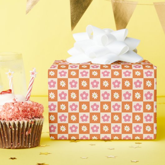 Cute Retro Orange Pink Daisy Checkerboard Pattern Geschenkpapier (Geburtstagsparty)