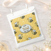 Cute Retro Yellow Striped Bumblebee Birthday Geschenktütchen (Ausgeschnitten)