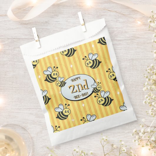 Cute Retro Yellow Striped Bumblebee Birthday Geschenktütchen (Ausgeschnitten)