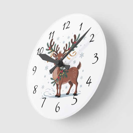 Cute Rudolph with Gold Accents Runde Wanduhr (Winkel)