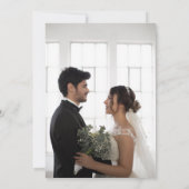 Cute Script Elegante Foto Overlay White Wedding in Einladung (Rückseite)