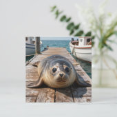 Cute Seal Laying on Boat Dock Ocean Pier (Stehend Vorderseite)