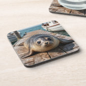Cute Seal Laying on Boat Dock Ocean Pier Getränkeuntersetzer (Linke Seite)