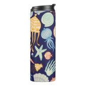 Cute seamless pattern with jellyfish, shells, fish thermosbecher (Nach links gedreht)