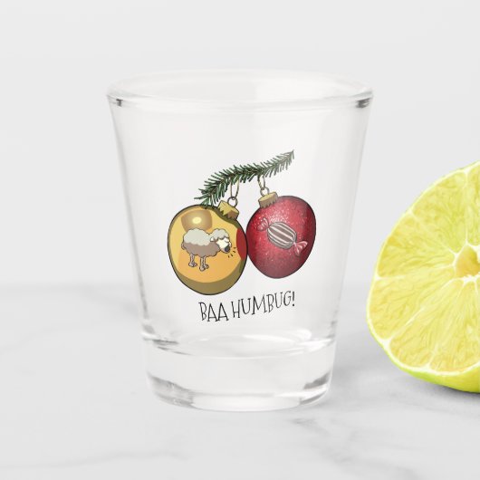 Cute Sheep Baa Humbug! Christmas Scrooge Cartoon Schnapsglas (Vorderseite)