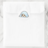Cute Shy Kawaii Baby Under Blanket – Cozy Adorable Runder Aufkleber (Tasche)