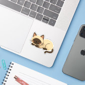 Cute Siamese Cat Sleeping – Kawaii Style Aufkleber (Laptop mit iPhone)