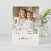 Cute Sibling Photo Double Birthday Celebration Einladung (Stehend Vorderseite)