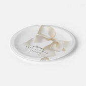 Cute Simple Ivory Bow Baby Shower Pappteller (Schrägansicht)