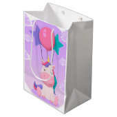 Cute Sitting Unicorn and Balloons Lilac Mittlere Geschenktüte (Vorderseite Schrägansicht)