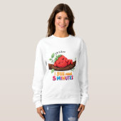 Cute Sleeping Strawberry – Women’s Crewneck Sweats Sweatshirt (Vorne ganz)