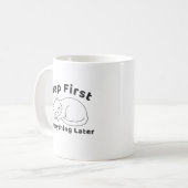 Cute Sleepy Cat “Nap First” Line Art Design Kaffeetasse (Vorderseite Links)