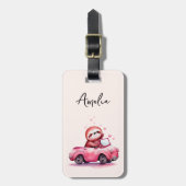 Cute Sloth Driving a Pink Convertible Gepäckanhänger (Vorderseite vertikal)